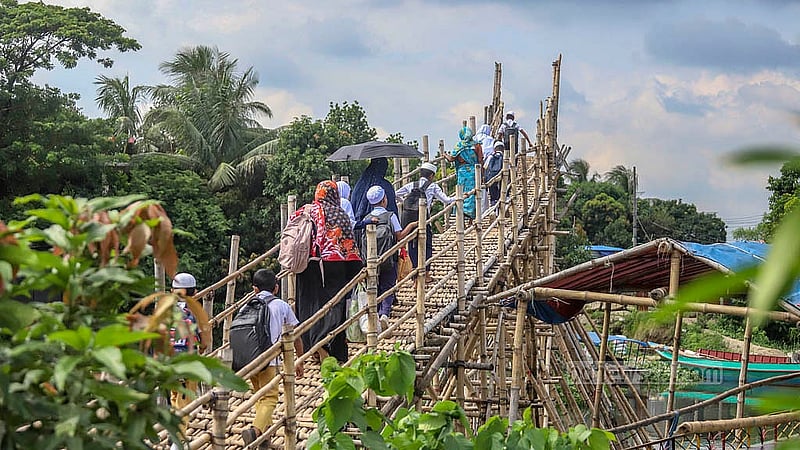রাজধানীর খিলগাঁওয়ের ত্রিমোহনী এলাকায় নড়াই নদীর উপর অনেক উঁচুতে বানানো বাঁশের এ সাঁকো দিয়ে প্রতিদিন হাজারো মানুষের চলাচল