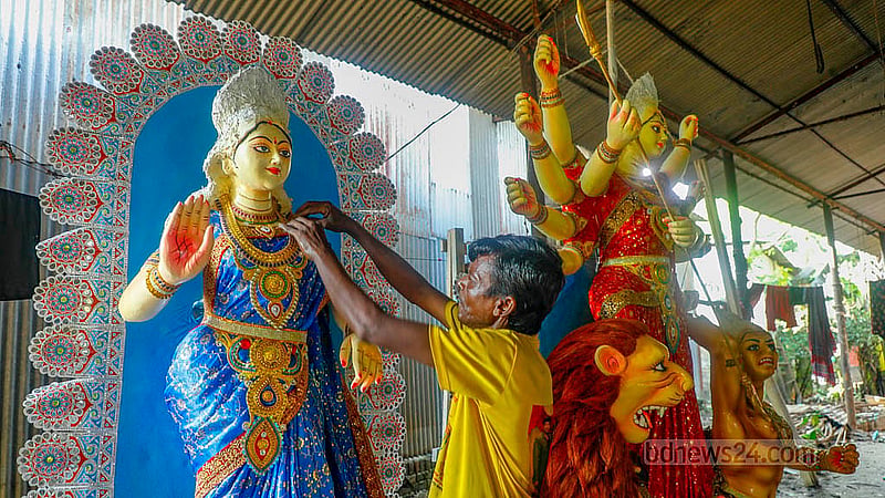 রমনা কালি মন্দিরে দুর্গাপূজা উপলক্ষে প্রতিমা সাজাতে শেষ সময়ের ব্যস্ততায় শিল্পীরা
