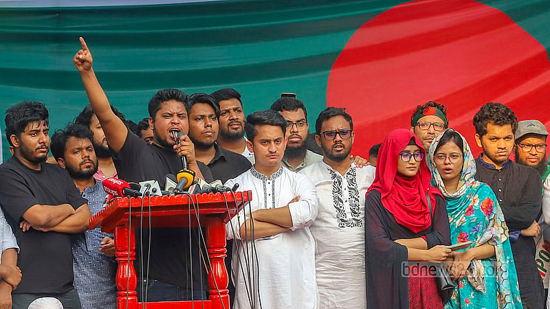 আওয়ামী লীগ নিষিদ্ধের দাবিতে শুক্রবার প্রধান উপদেষ্টার বাসভবন যমুনার কাছে মিন্টো রোডের প্রবেশ মুখে সমাবেশে জাতীয় নাগরিক পার্টির (এনসিপি) দক্ষিণাঞ্চলের মুখ্য সংগঠক হাসনাত আব্দুল্লাহ