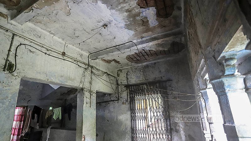 স্যার সলিমুল্লাহ মেডিকেল কলেজ মিটফোর্ড হাসপাতালের এক নম্বর ভবনটির বেহাল অবস্থা। ছাদ থেকে খসে পড়ছে পলেস্তারা। ঝুঁকিপূর্ণ ভবনটিতে ঘটতে পারে বড় দুর্ঘটনা