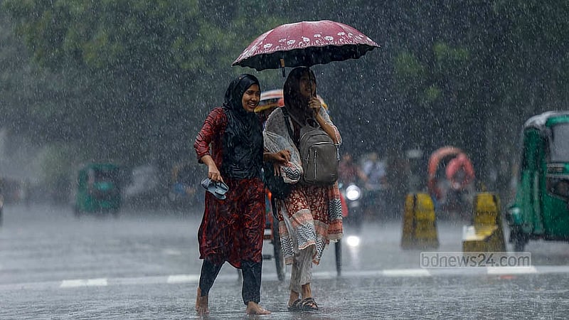 তীব্র গরমের মধ্যে সোমবার দুপুরে রাজধানীতে নামে বৃষ্টি। ঢাকা বিশ্ববিদ্যালয়ে বৃষ্টির মধ্যেই নেমে পড়েন অনেকে। কারও মাথায় ছিল ছাতা, কেউবা ছাতা ছাড়াই ভিজেছেন