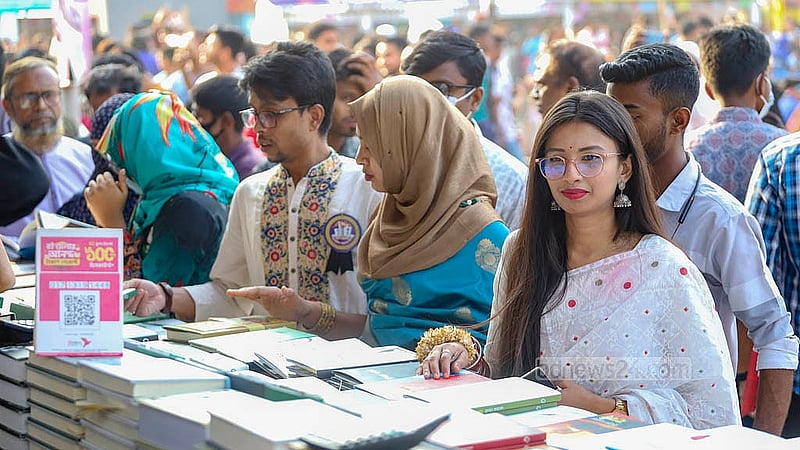 আন্তর্জাতিক মাতৃভাষা দিবসে বইমেলার স্টল ঘুরে ঘুরে পছন্দের বই কেনেন বইপ্রেমীরা