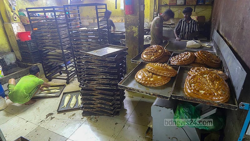 পুরান ঢাকার নাজিমউদ্দিন রোডের একটি কারখানায় শবে বরাত উপলক্ষে বানানো হচ্ছে নকশি রুটি