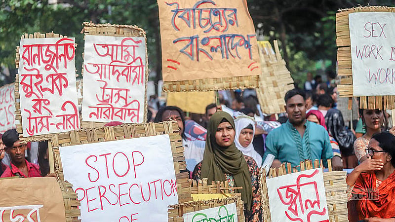 রাজধানীর মানিক মিয়া অ্যাভিনিউয়ে শুক্রবার ‘নারীর ডাকে মৈত্রী যাত্রা’ কর্মসূচিতে প্ল্যাকার্ড হাতে নারীরা