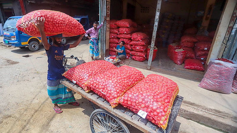 রাজধানীর ফরাসগঞ্জ আড়তে মালামাল ওঠা-নামায় ব্যস্ত শ্রমিকরা