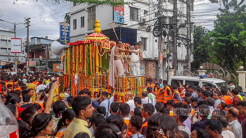 সিলেট নগরীতে রথযাত্রায় অংশগ্রহণ করেন সনাতন ধর্মাবলম্বী নানা বয়েসি মানুষ
