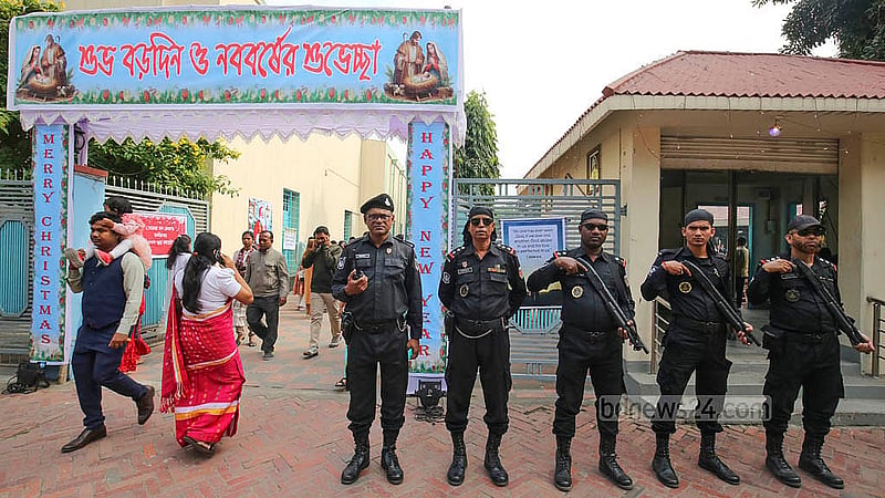 বড়দিন উপলক্ষ্যে ঢাকার তেজগাঁওয়ের হলি রোজারি চার্চের গেটে জোরদার করা হয় নিরাপত্তা ব্যাবস্থা।