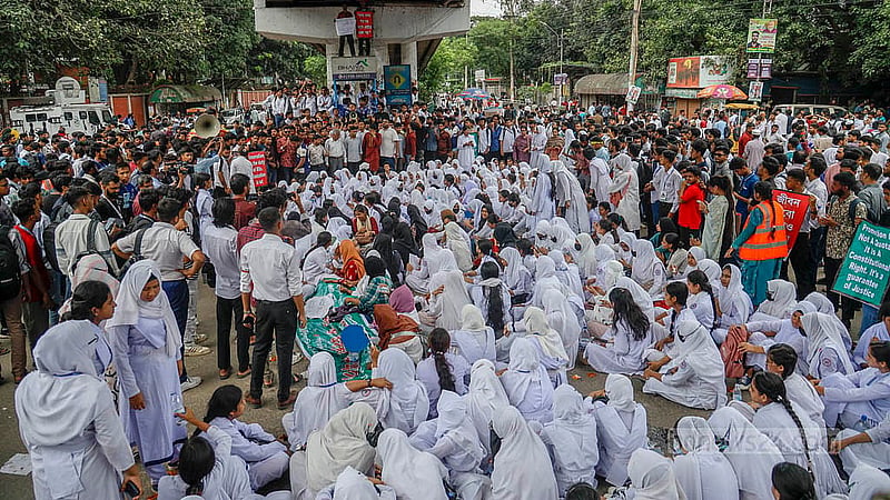 চার দাবিতে বুধবার বেলা ১১টা থেকে ঢাকার তেজগাঁওয়ে সাত রাস্তা মোড় অবরোধ করেন ডিপ্লোমা প্রকৌশলী ও পলিটেকনিক ইনস্টিটিউটের শিক্ষার্থীরা