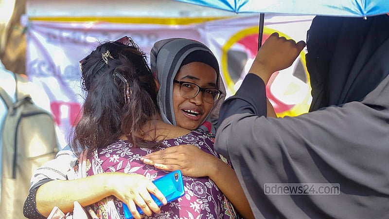 সরকারি প্রাথমিক বিদ্যালয়ে ৬ হাজার ৫৩১ জনের নিয়োগ কার্যক্রম আটকে গিয়েছিল হাই কোর্টের আদেশে। সোমবার আপিল বিভাগের রায়ে সেই বাধা কাটলে আবেগাপ্লুত হয়ে পড়েন আন্দোলনকারী নিয়োগপ্রার্থীরা