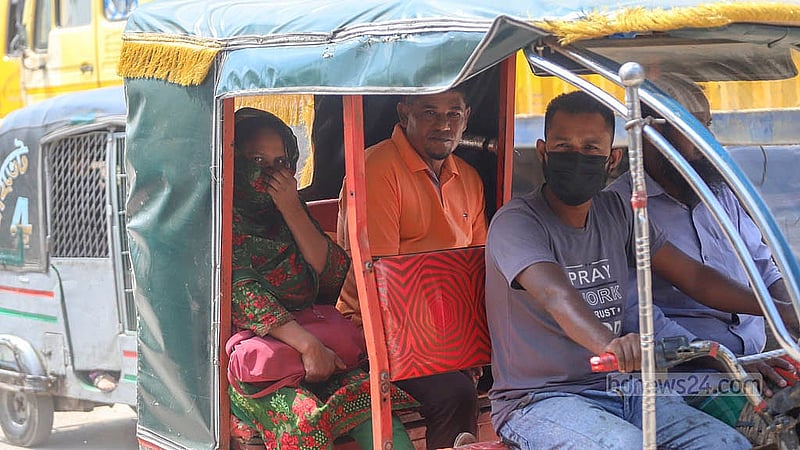 মাস্ক পরে রিকশা চালাচ্ছেন চালকরা। ধুলার কারণে রাজধানীর বাবুবাজার-গাবতলী বেড়িবাঁধ সড়কে প্রতিদিনই ভোগান্তি পোহাতে হচ্ছে তাদের