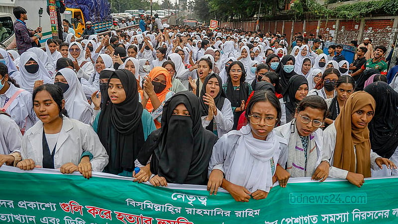 ডিপ্লোমা প্রকৌশলী ও পলিটেকনিক ইনস্টিটিউটের শিক্ষার্থীরা চার দাবিতে বুধবার সাড়ে তিন ঘণ্টা তেজগাঁওয়ে সাত রাস্তা মোড় অবরোধ করেন। দুপুর আড়াইটার দিকে তারা মিছিলের পর সড়ক ছাড়েন