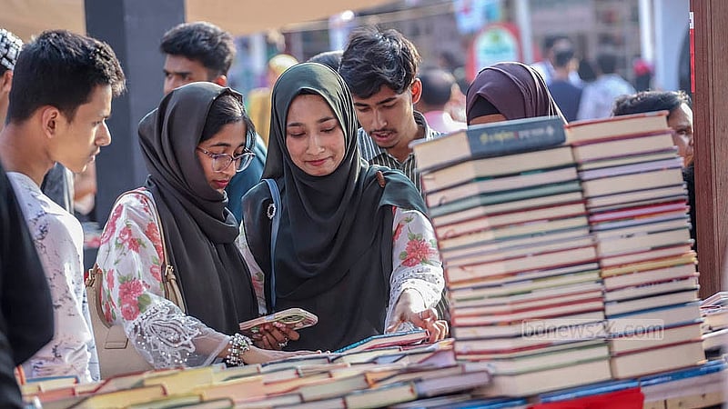 সোহরাওয়ার্দী উদ্যানে বইমেলায় শুক্রবার স্টলে স্টলে বই দেখছেন ক্রেতা-দর্শনার্থীরা