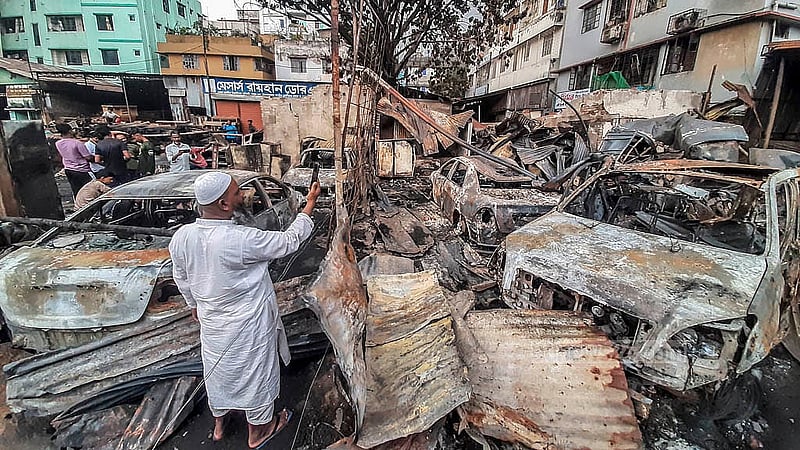 রাজধানীর খিলগাঁওয়ের গ্যারেজে মেরামতের জন্য রাখা হয়েছিল বেশকিছু গাড়ি, যা শুক্রবার রাতে আগুনে পুড়ে ছাই হয়। সকালে সেগুলো ঘুরে দেখেন মালিকপক্ষ