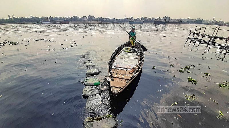 রাজধানীর শ্যামপুর ধলেশ্বর গুদারা ঘাট এলাকায় ডাইং করাখানার বর্জ্যে রঙিন বুড়িগঙ্গার পানি