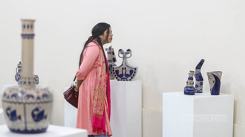 চারুকলা অনুষদের জয়নুল গ্যালারিতে ‘ডেলফট ব্লু সিরামিক’ প্রদর্শনী ঘুরে দেখছেন দর্শনার্থীরা