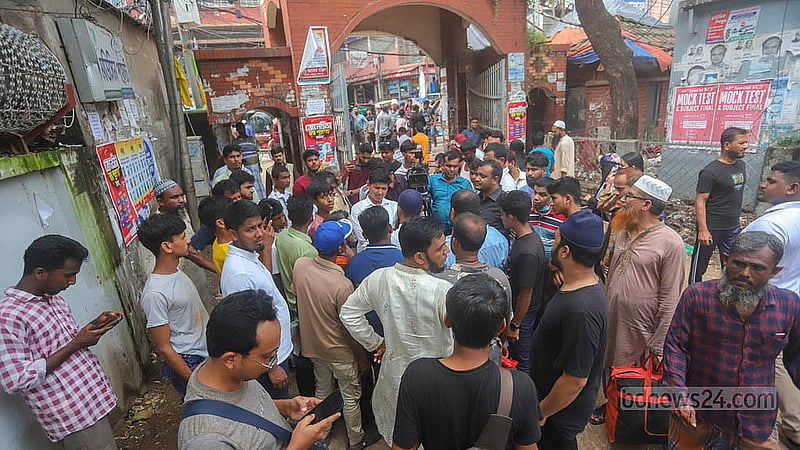 মিটফোর্ড হাসপাতালের সামনে ভাঙারি ব্যবসায়ী সোহাগকে প্রকাশ্যে মাথা থেঁতলে হত্যার প্রতিবাদে শনিবার হাসপাতালের সামনে বিক্ষোভ করেন স্থানীয়রা