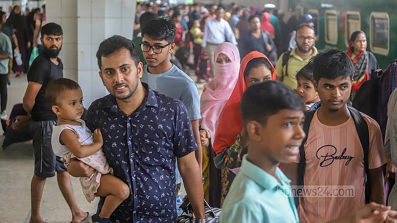 ঈদের ছুটি কাটাতে শুক্রবার কমলাপুর রেল স্টেশনে বড়দের সঙ্গে বাড়ির পথে শিশুরা