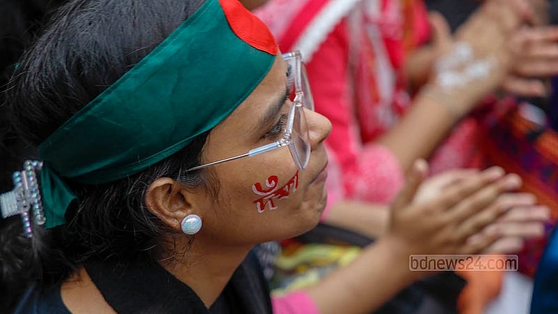 কপালে জাতীয় পতাকা, মুখে আঁকা তিন দফা দাবি নিয়ে বৃহস্পতিবার কাকরাইল মোড়ে জগন্নাথ বিশ্ববিদ্যালয়ের এক শিক্ষার্থী