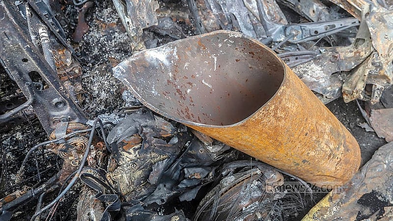 রাজধানীর খিলগাঁওয়ে তালতলা মার্কেটর কাছে অগ্নিকাণ্ডে বিস্ফোরিত সিলিন্ডার, যা ব্যবহার করা হয়ে থাকে গ্যারেজে ঝালাইয়ের কাজে