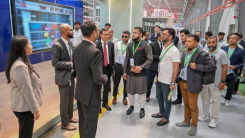 নারায়ণগঞ্জের আড়াইহাজারে মঙ্গলবার পরিদর্শনকারীদের বিশেষ অর্থনৈতিক অঞ্চলের বিনিয়োগ পরিবেশ, পণ্য সরবরাহের ব্যবস্থা ও অবকাঠামো বিষয়ক নানা সুযোগ-সুবিধা ঘুরে দেখানো হয়