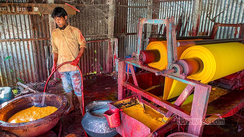 কয়েক ধাপে এসব কাপড় রঙ করে কাপড়ের তা পাকা করা হয়