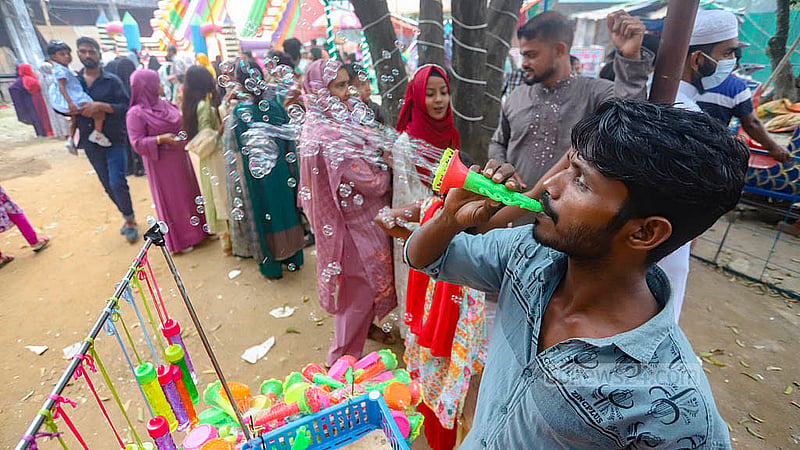 শাহবাগে শিশু পার্কের সামনে অস্থায়ী বিনোদন কেন্দ্রে শিশুদের জন্য বিভিন্ন খেলনা এনেছেন বিক্রেতারা