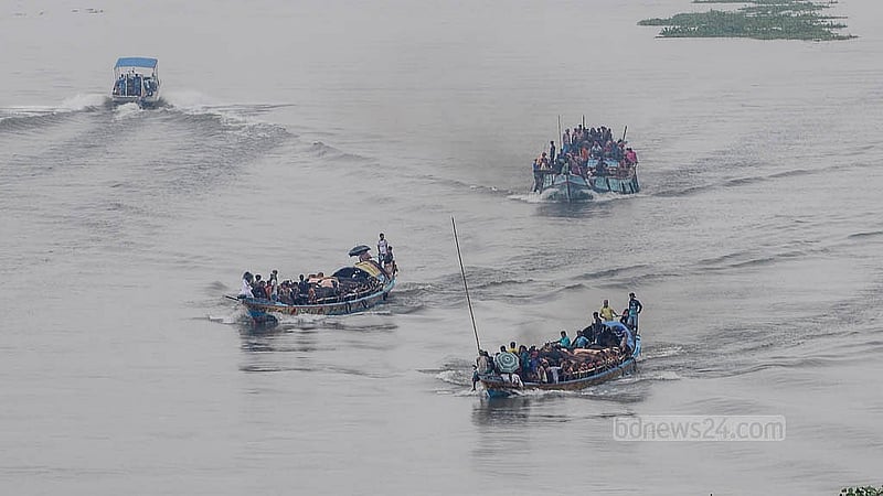 দেশের বিভিন্ন এলাকা থেকে নৌযানে করে ঢাকায় আনা হচ্ছে কোরবানির পশু। বৃহস্পতিবার পোস্তগোলা সেতু থেকে তোলা