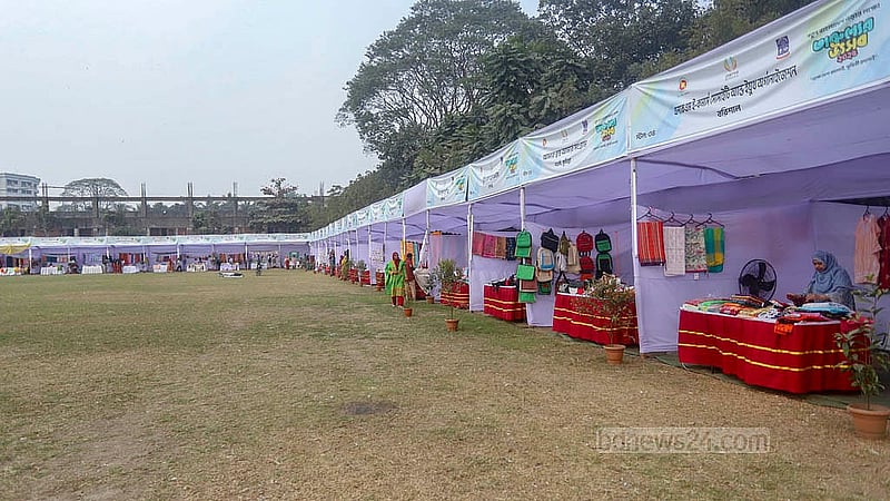 ‘তারুণ্যের উৎসব’ ঘিরে ঢাকা বিশ্ববিদ্যালয়ের খেলার মাঠে বসেছে বিভিন্ন পণ্যের স্টল