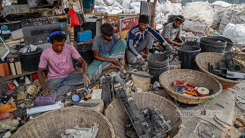 বুড়িগঙ্গার আদি চ্যানেল পাড়ে ইসলামবাগ এলাকা পর্যন্ত প্লাস্টিক ও ইলেকট্রনিক বর্জ্য রিসাইক্লিংয়ের জন্য প্রস্তুত করছেন শ্রমিকেরা