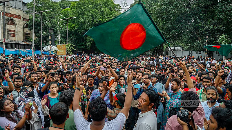জগন্নাথ বিশ্ববিদ্যালয়ের শিক্ষার্থীরা বৃহস্পতিবারও টানা অবস্থানে রয়েছেন কাকরাইলের মসজিদ মোড়ের সড়কে। মাঝে মধ্যেই ছোট ছোট দলে ভাগ হয়ে দাবি আদায়ের স্লোগানে সোচ্চার তারা