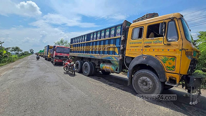 সীমানা পুনর্নির্ধারণে ফরিদপুর-৪ আসন থেকে দুটি ইউনিয়ন বাদ দেওয়ার প্রতিবাদে বুধবার ভাঙ্গা এলাকায় স্থানীয়রা ঢাকা-বরিশাল ও ঢাকা-খুলনা মহাসড়ক অবরোধ করে বিক্ষোভ করেন। তাতে সড়কে তীব্র যানজটে দুর্ভোগে পড়েন যাত্রীরা