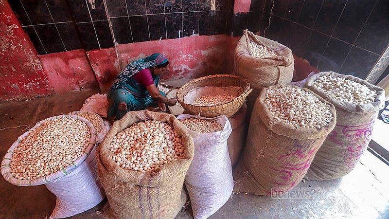 ফরিদপুর জেলার চরাঞ্চলে উৎপাদিত একগোলা রসুন বিক্রি হচ্ছে আকার ভেদে ১৮০ টাকা থেকে ৩০০ টাকা কেজিতে