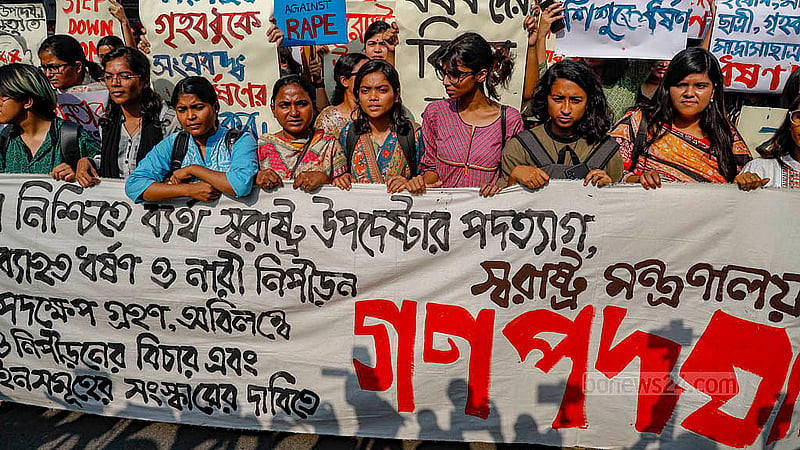 কেন্দ্রীয় শহীদ মিনার থেকে সোমবার দুপুরে ‘ধর্ষণ ও নিপীড়নের বিরুদ্ধে বাংলাদেশ’ ব্যানারে সচিবালয়ে স্বরাষ্ট্র মন্ত্রণালয়ের দিকে পদযাত্রা শুরু করেন তরুণ ও শিক্ষার্থীরা