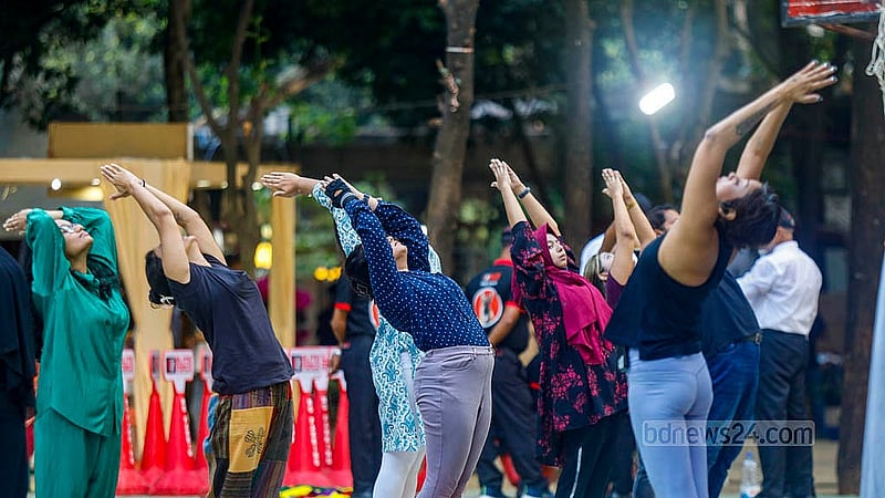 ঢাকার গুলশানের বিচারপতি সাহাবুদ্দিন আহমদ পার্কে বৃহস্পতিবার শুরু হওয়া তিন দিনের দ্য ফ্লো ফেস্টের ইয়োগা সেশন ছিল সবার জন্য উন্মুক্ত