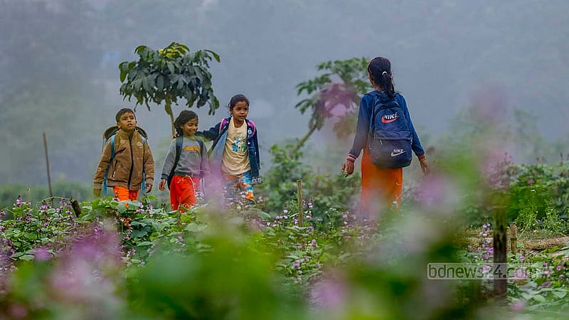 মানিকগঞ্জের খাসের চর এলাকায় বৃহস্পতিবার সকালে শীতের মধ্যে স্কুল শেষে বাড়ির পথে চর দূর্গাপুর সরকারি প্রাথমিক বিদ্যালয়ের শিক্ষার্থীরা