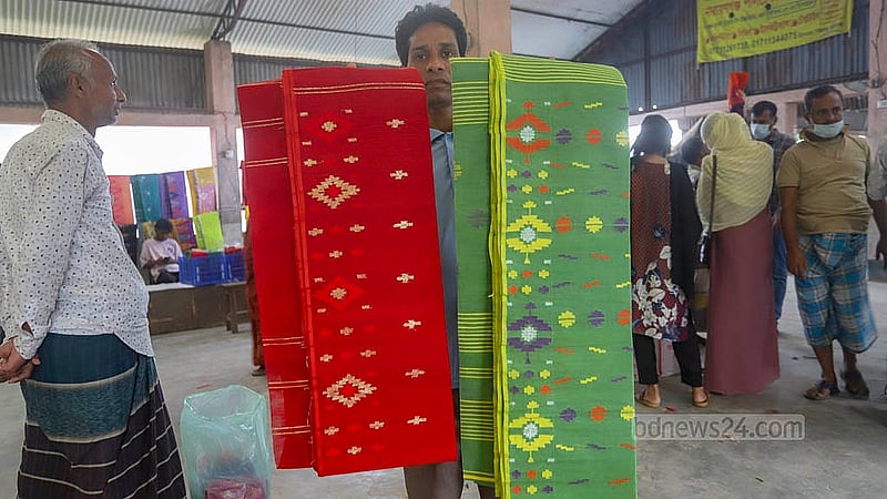 ঢাকার ডেমরায় শাড়ির হাটে জামদানি হাতে এক তাঁতি