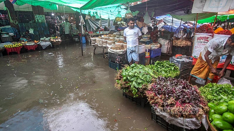ঢাকার কারওয়ান বাজারে রোববার দুপুরের টানা বৃষ্টিতে জলাবদ্ধতা তৈরি হয়
