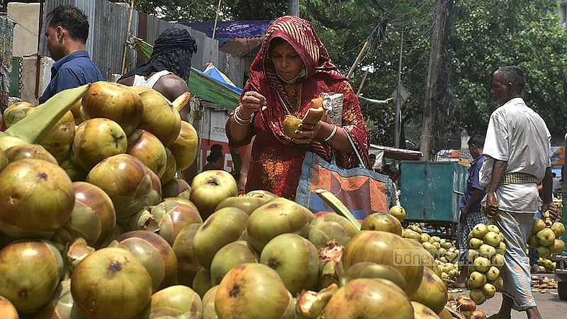 চট্টগ্রাম নগরীর বিআরটিসি এলাকায় আকারভেদে প্রতিটি কচি তাল খুচরায় বিক্রি হচ্ছে ১০ থেকে ২৫ টাকায়