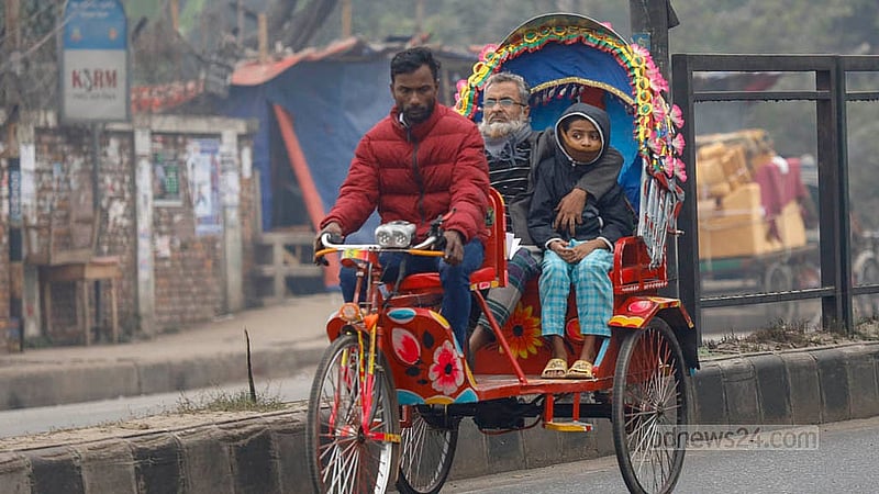 বছরের প্রথম দিন থেকে ঢাকায় হঠাৎ বেড়েছে শীত, এতে বড়দের সঙ্গে কাবু শিশুরাও। বাইরে বের হলে শিশুদের ঢেকে রাখা হচ্ছে গরম কাপড়ে। কুয়াশা আর ঠান্ডা বাতাসে স্বাস্থ্য ঝুঁকিতে বৃদ্ধরাও