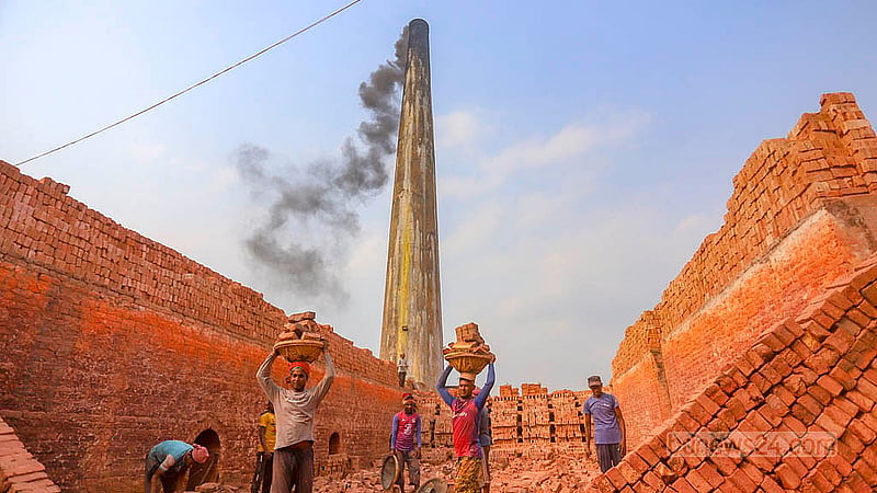 ঢাকার দক্ষিণ কেরাণীগঞ্জের জাজিরা এলাকার একটি ইটভাটার চিমনি থেকে এখনও ধোয়া বের হলেও একপাশ থেকে ইট নামাচ্ছেন শ্রমিকরা