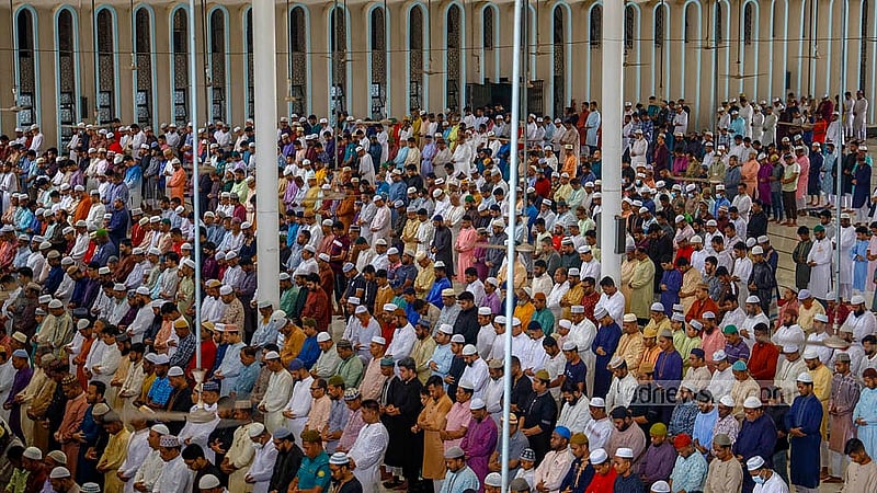 বায়তুল মোকাররম মসজিদে সোমবার ঈদের নামাজ পড়েন সব বয়সের মানুষ