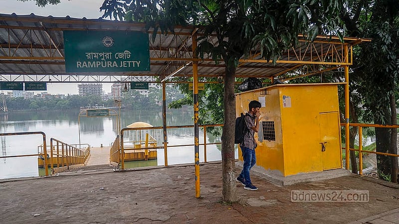রাজধানীর হাতিরঝিলে ওয়াটার ট্যাক্সি চলাচল বন্ধ থাকায় মানুষ এস ফিরে যাচ্ছেন। রামপুরা ঘাটের চিত্র