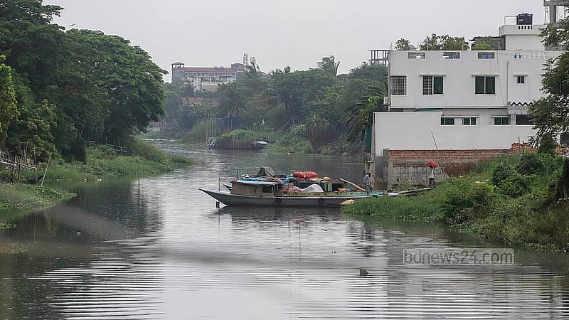 রাজধানীর আশপাশের বিভিন্ন এলাকা থেকে হাটুরের দল নৌকায় করে নানা জিনিস নিয়ে নড়াই নদের (রামপুরা খাল) পাড়ে হাজির হন। মেরাদিয়ার হাটে বিক্রি হবে এসব জিনিস