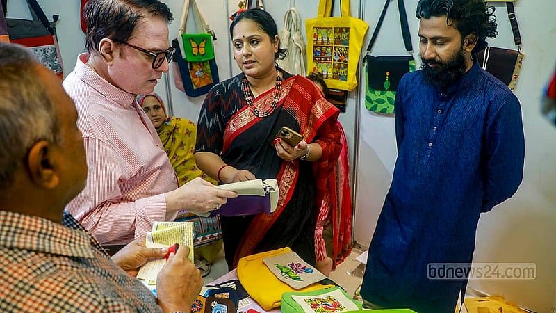 পরিবেশবান্ধব ব্যাগ নিয়ে রোববার পরিবেশ অধিদপ্তরে দিনব্যাপী মেলার প্রতিটি স্টলেই ছিল মানুষের ভিড়