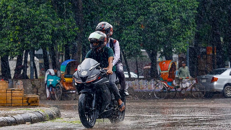 ঢাকা বিশ্ববিদ্যালয়ে এলাকায় রোববার আষাঢ়ী বৃষ্টিতে মোটরসাইকেলে ভিজছেন দুজন