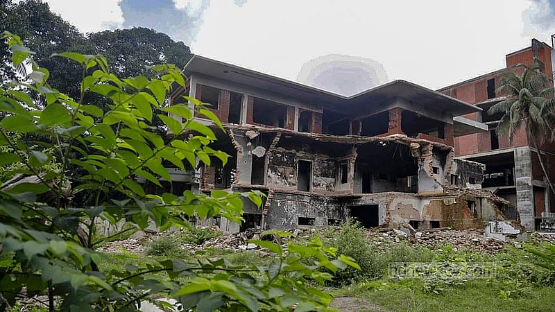 বঙ্গবন্ধু শেখ মুজিবুর রহমানের মৃত্যুবার্ষিকীতে শুক্রবার ধানমন্ডি ৩২ নম্বরে তার বাসভবন এলাকায় আওয়ামী লীগের কোনো সমর্থককে যেতে দেওয়া হয়নি