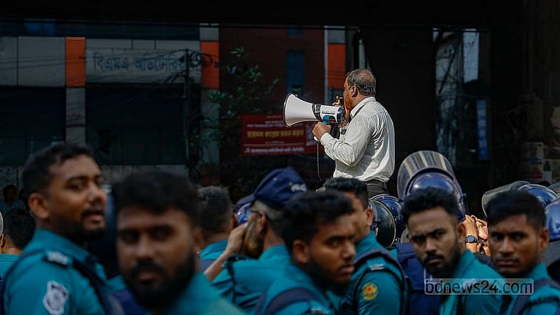 এমপিওভুক্তির দাবি নিয়ে সচিবালয় অভিমুখী পদযাত্রা পুলিশ আটকে দিলে ব্যারিকেডের সামনে দাঁড়িয়ে স্লোগান দিতে থাকেন স্বীকৃতিপ্রাপ্ত ননএমপিও শিক্ষা প্রতিষ্ঠানের শিক্ষকরা