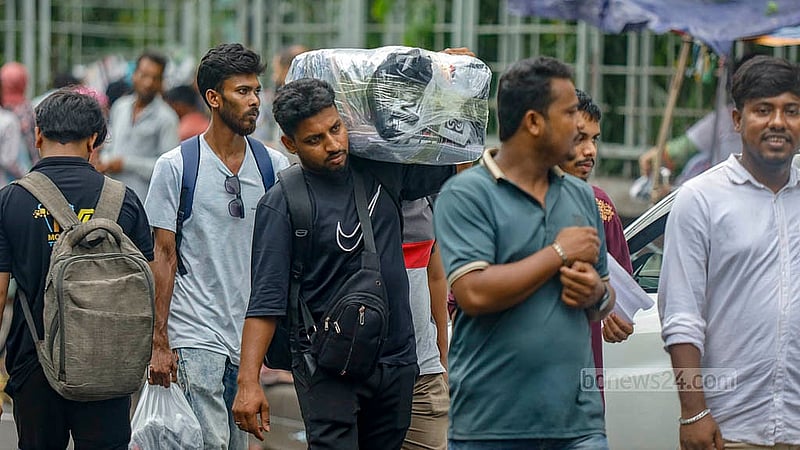 ঢাকা বিশ্ববিদ্যালয়ের শিক্ষার্থী শাহরিয়ার আলম সাম্য হত্যার বিচারের দাবিতে বৃহস্পতিবার সকাল থেকে শাহবাগ মোড়ে ছাত্রদল কর্মীদের অবস্থানের কারণে বিপাকে পড়ে এ পথে চলাচলকারী মানুষ