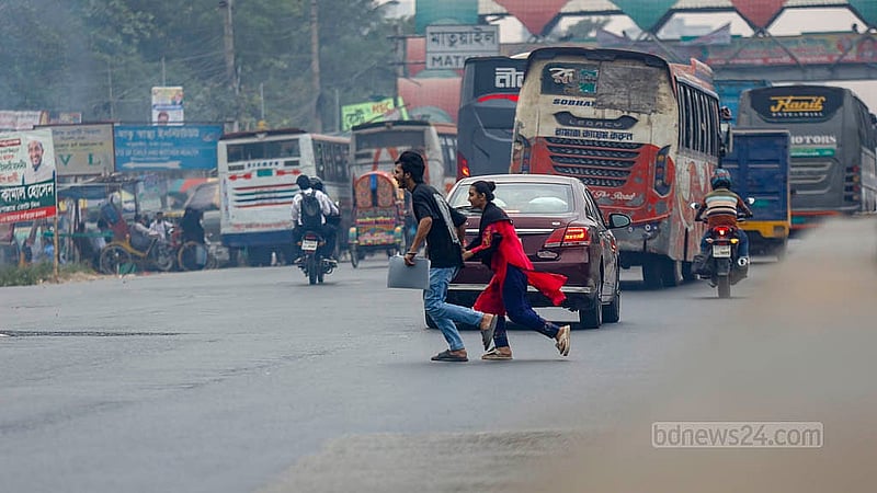 ঢাকা-চট্টগ্রাম মহাসড়কের সানারপাড় এলাকায় ঝুঁকি নিয়ে রাস্তা পার হচ্ছেন পথচারীরা, যদিও একটু দূরেই রয়েছে ফুটব্রিজ