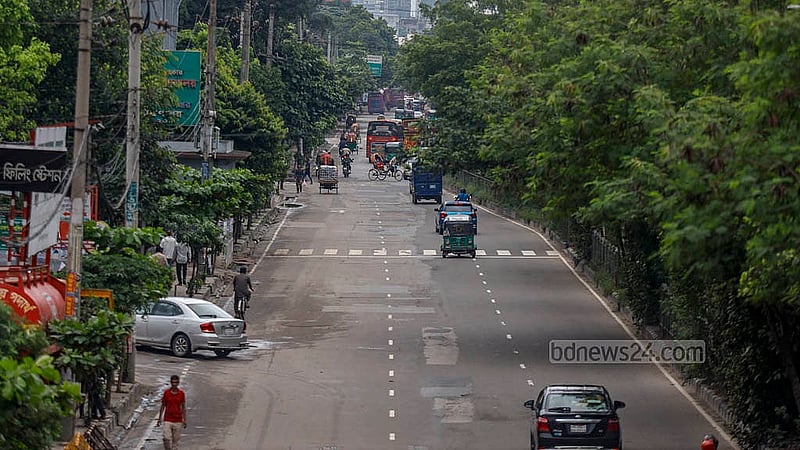 ঢাকার যেসব সড়কে দিনের সবসময় যানজট লেগে থাকে, দুর্গাপূজার ছুটিতে সেই সব রাস্তা এখন ফাঁকা, নেই যানজটের চিরচেনা চিত্র। বৃহস্পতিবার দুপুরে শহীদ তাজউদ্দীন আহমদ সরণির চিত্র